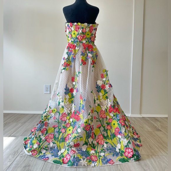 Elie Saab Floral Embroidered Swiss Dot Strapless Gown Spring/Summer 2023 - Picture 7 of 16